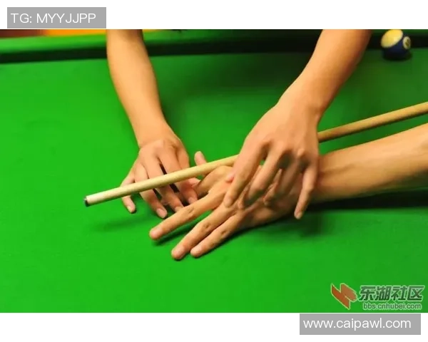 台球技巧与策略全面解析：提升击球精度与比赛心理素质的关键方法
